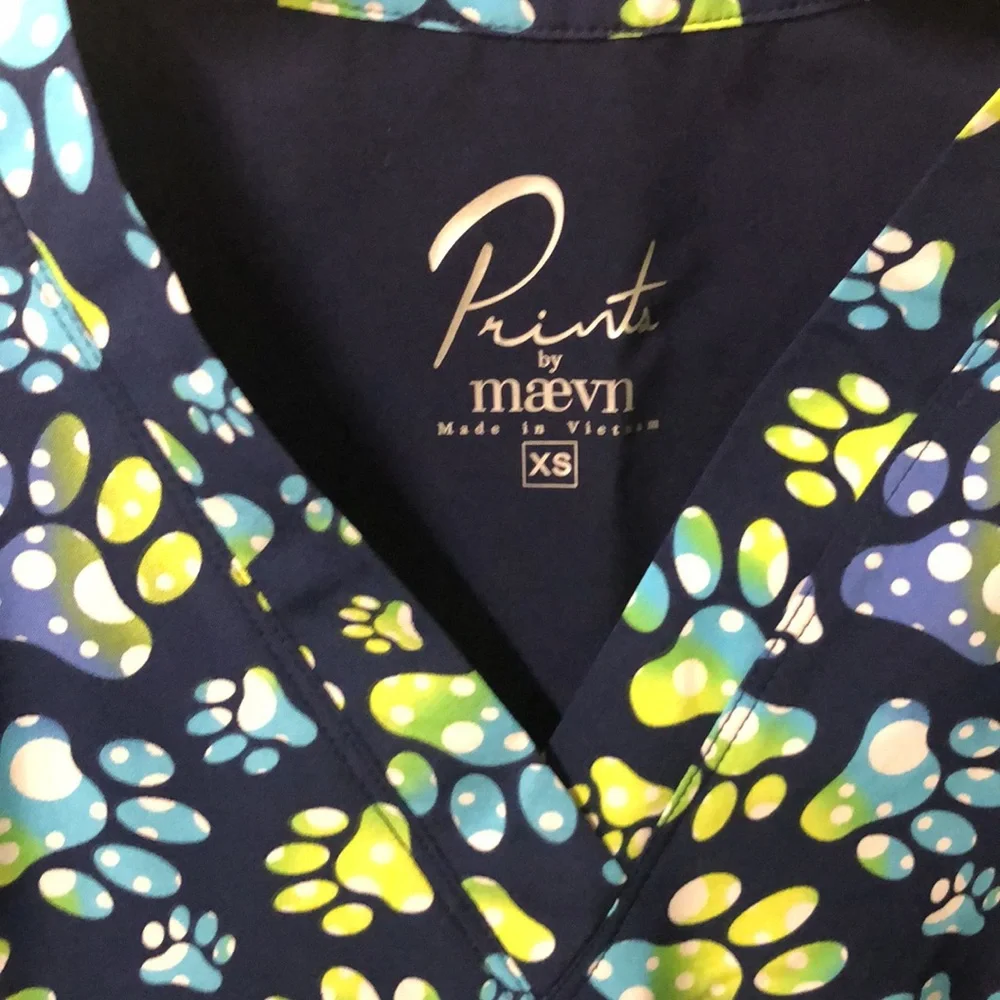 Maevn Womens paw print scrub top NWT - Picture 2 of 5